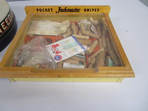 lot 144 image: Vintage Sewing Machine Needles & Cases
