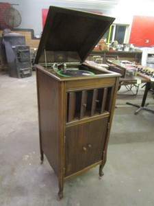 lot 161 image: Vintage Columbia Grafonola & Records 20x21x46