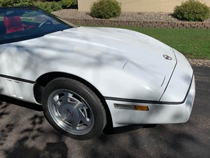 lot 2 image: 1989 White Convertible Corvette