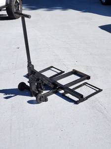 lot 5 image: Hydraulic ATV  Riding Mower Jack