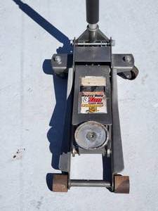 lot 6 image: 3 -Ton Silver Hydraulic Rolling Jack