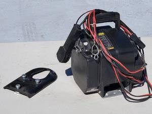 lot 23 image: Auto  Trailer Wench with Remote Switch