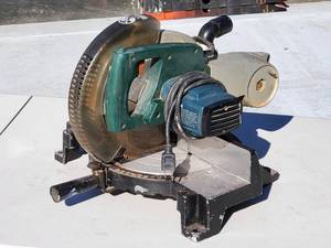 lot 38 image: Black & Decker 10 Miter Saw