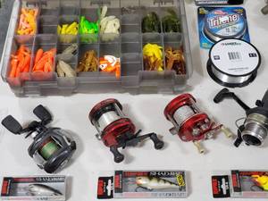 lot 96 image: Nice Large Lot of Fishing Reels & Lures