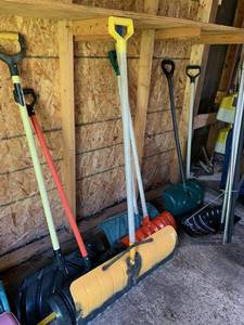 lot 42 image: Lot of Snow Shovels