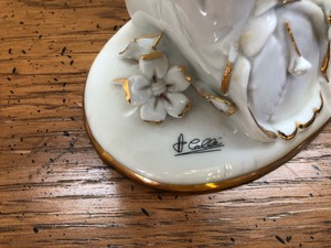 lot 102 image: Five- Piece Vintage Porcelain Lot