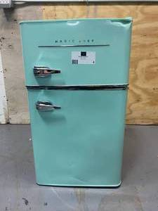 lot 6 image: MAGIC CHEF Retro 3.2 cu. Ft. 2-Door Mini Fridge in Mint Green