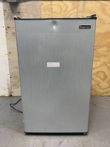 lot 9 image: MAGIC CHEF 4.4 cu. ft. Mini Fridge in Stainless Look