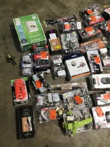 lot 9 image: BIN FULL WITH DOORNOBS DOOR HANDLES DOOR HARDWARE CUSTOMER RETURNS SEE PICS