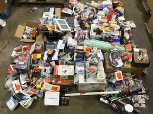 lot 14 image: MIXED GAYLORD WITH ASSORTED PLUMBING & INDOOROUTDOOR SUPPLIESACCESSORIES CUSTOMER RETURN SEE PICS