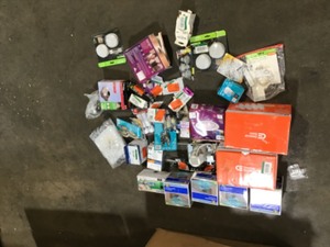 lot 15 image: BOX WITH  MIX LIGHTS CUSTOMER RETURNS SEE PICS