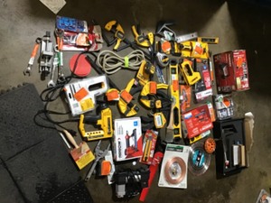 lot 18 image: BOX FULL WITH ASSORTED TOOLS CUSTOMER RETURN SEE PICS