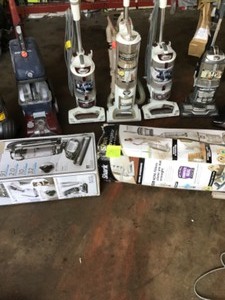 lot 20 image: PALLET WITH SHARKHOOVER.DYSON VACUUMS CUSTOMER RETURNS SEE PICS