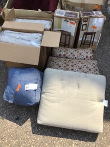lot 29 image: PALLET WITH INDOOR TABLE PILLOWS & CUSHIONS DIFFERENT STYLES AND COLORS CUSTOMER RETURNS SEE PICS