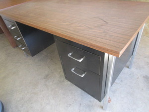 lot 140 image: BLACK METAL DESKS WITH LAMINATE TOPS
