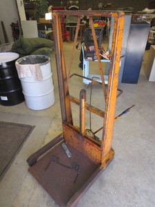 lot 160 image: HYDRAULIC LIFT FOR PARTS