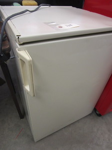 lot 168 image: APARTMENTDORM SIZE REFRIGERATOR