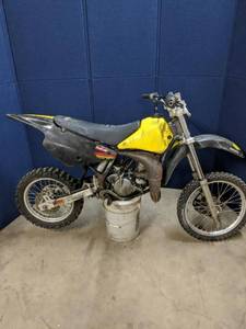 lot 2 image: 2001 Suzuki RM80 Dirtbike
