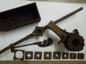 lot 8 image: Antique 1914 Hand Pipe Threader with Die Fixtures