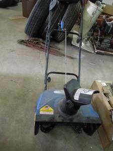 lot 24 image: Electric Snow Blower