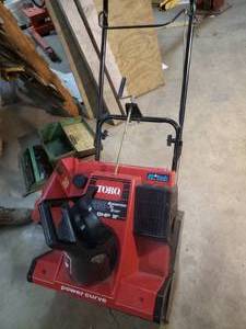 lot 60 image: Toro 20 6HP 3600 Snow Thrower