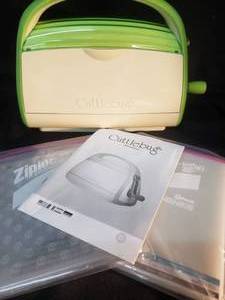 lot 80 image: Provo Craft Green Cuttlebug Die Cut Embossing Machine