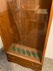 lot 62 image: Small Wood Gun Cabinet