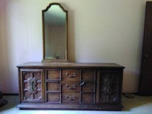 lot 12 image: Vintage Stanley Dresser with Mirror
