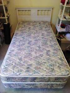 lot 17 image: Vintage Headboard (Twin Size)
