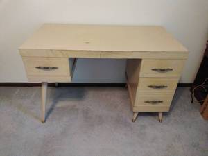 lot 21 image: Vintage Desk