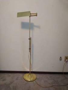 lot 27 image: Vintage Brass Standing Lamp