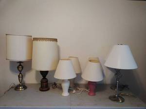 lot 28 image: Lot of 8 Lamps