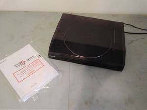 lot 32 image: Sony Turntable