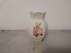 lot 39 image: Small Belleek Vase