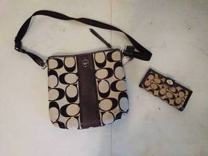 lot 43 image: Coach Crossbody Purse & Matching Wallet