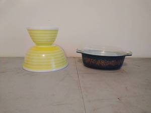 lot 44 image: Three Vintage Pyrex Pieces