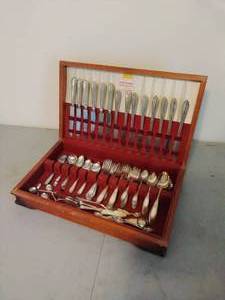 lot 46 image: Miscellaneous Silverware Pieces in Box