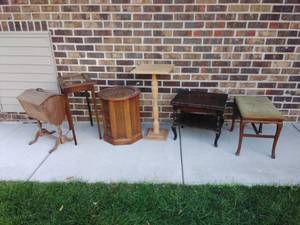 lot 54 image: Six Pieces of Small Furniture