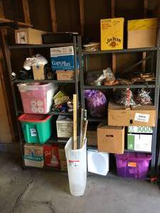 lot 100 image: Lot of Miscellaneous Holiday Dcor