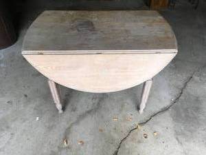 lot 104 image: Lot of Small Furniture
