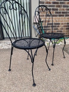 lot 500 image: Outdoor patio chairs and table