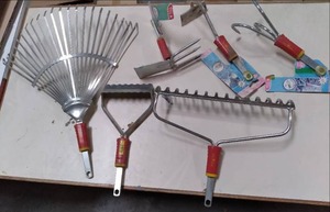 lot 4 image: (6) New Steel Garden Tools...