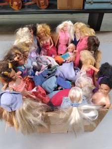 lot 20 image: Box of Barbies...