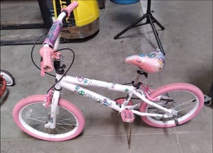 lot 36 image: Kent Girls Peace 18 Bicycle With ...