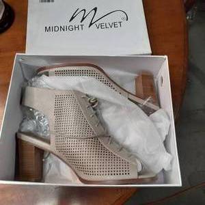 lot 137 image: Midnight Velvet Ladies Shoes (12M) ...