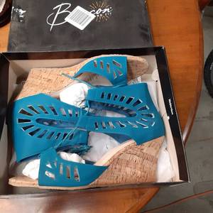 lot 142 image: Beacon Ladies Shoes (12M) See Phot...