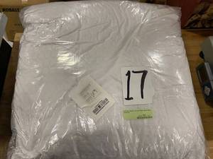 lot 17 image: LaCrosse Medium Warmth White Queen Down Comforter, C3F4-Q-WHITE - NEW