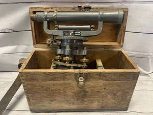 lot 94 image: Vintage David White Model 8114 Level in Oak Box (sold for $149 on Ebay)