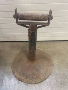 lot 115 image: Metal Roller Stand 22 Tall