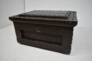 lot 7 image: Vintage Decorative Wooden Box